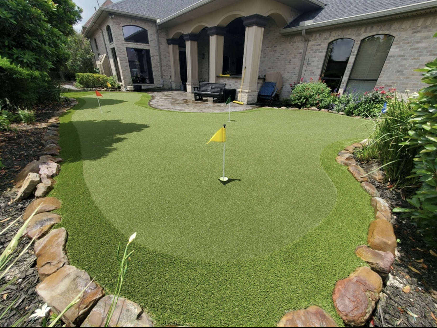 outdoor backyard putting green installed by SYNLawn