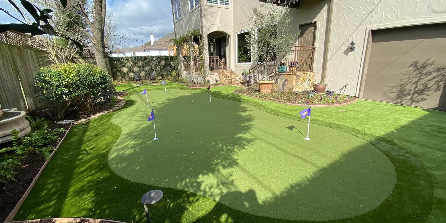 Residential backyard golf green from SYNLawn