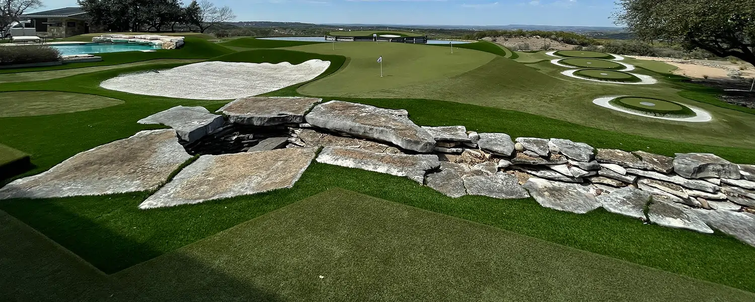 Outdoor artificial golf course installation