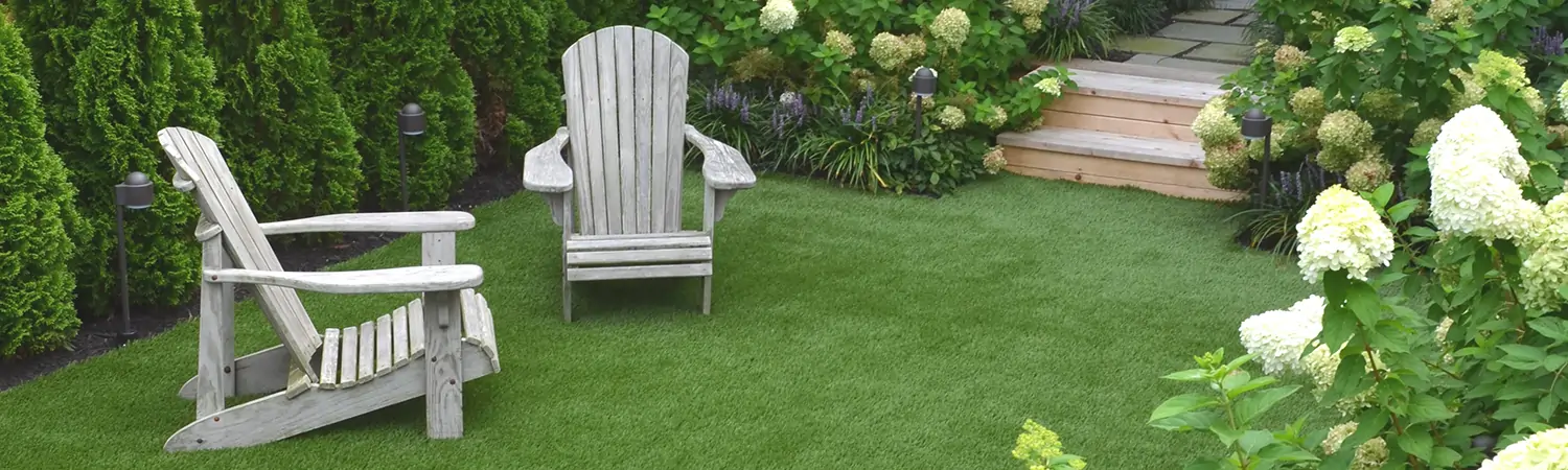 Backyard relaxation area with artificial grass from SYNLawn